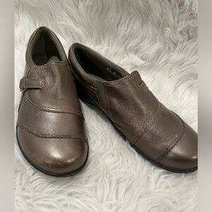 Clarks WOMENS Bronze Leather Slip On Round Toe Casual Comfort Shoes 11M